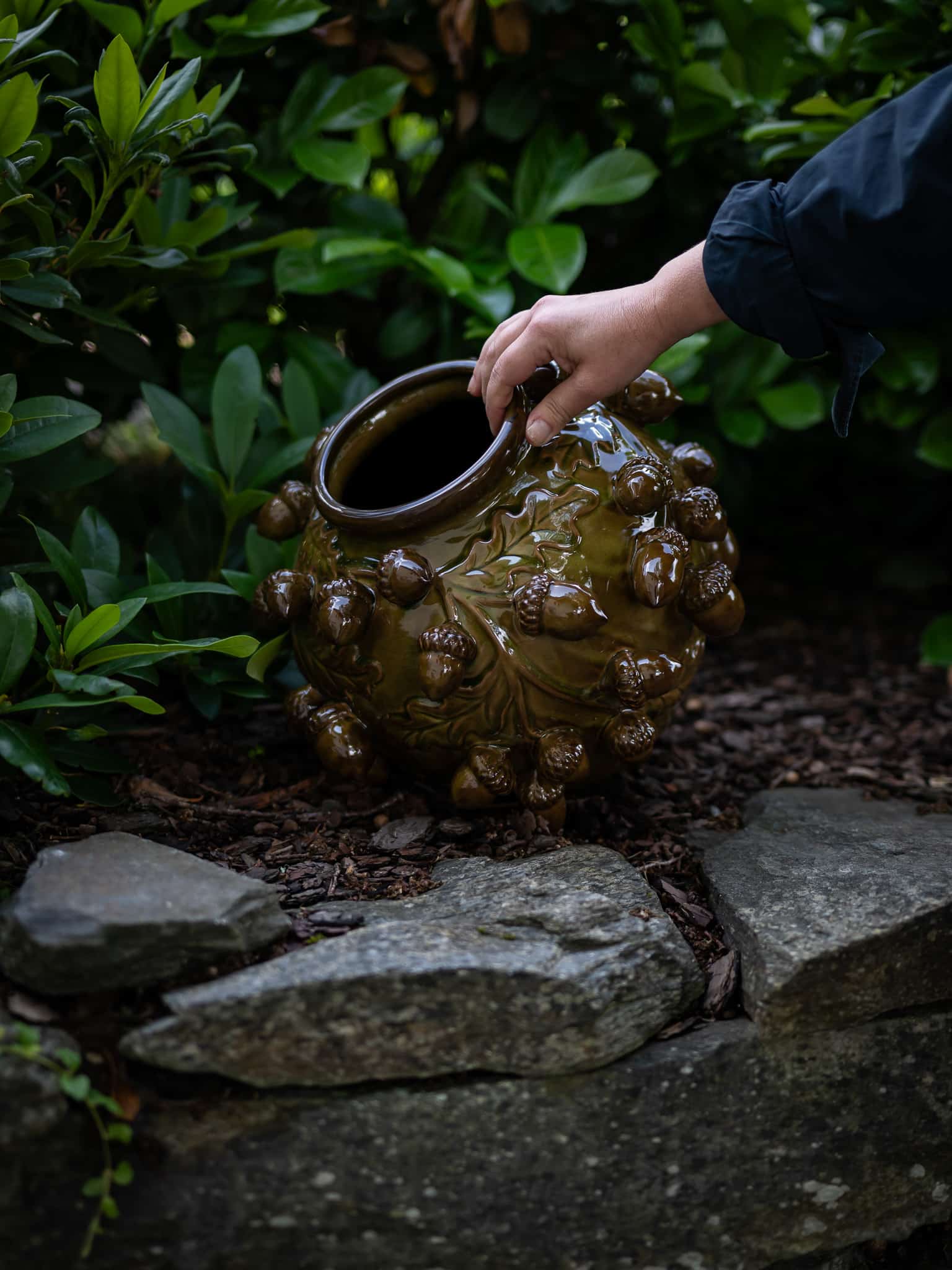 Rustik vas dekorerad med ekollon