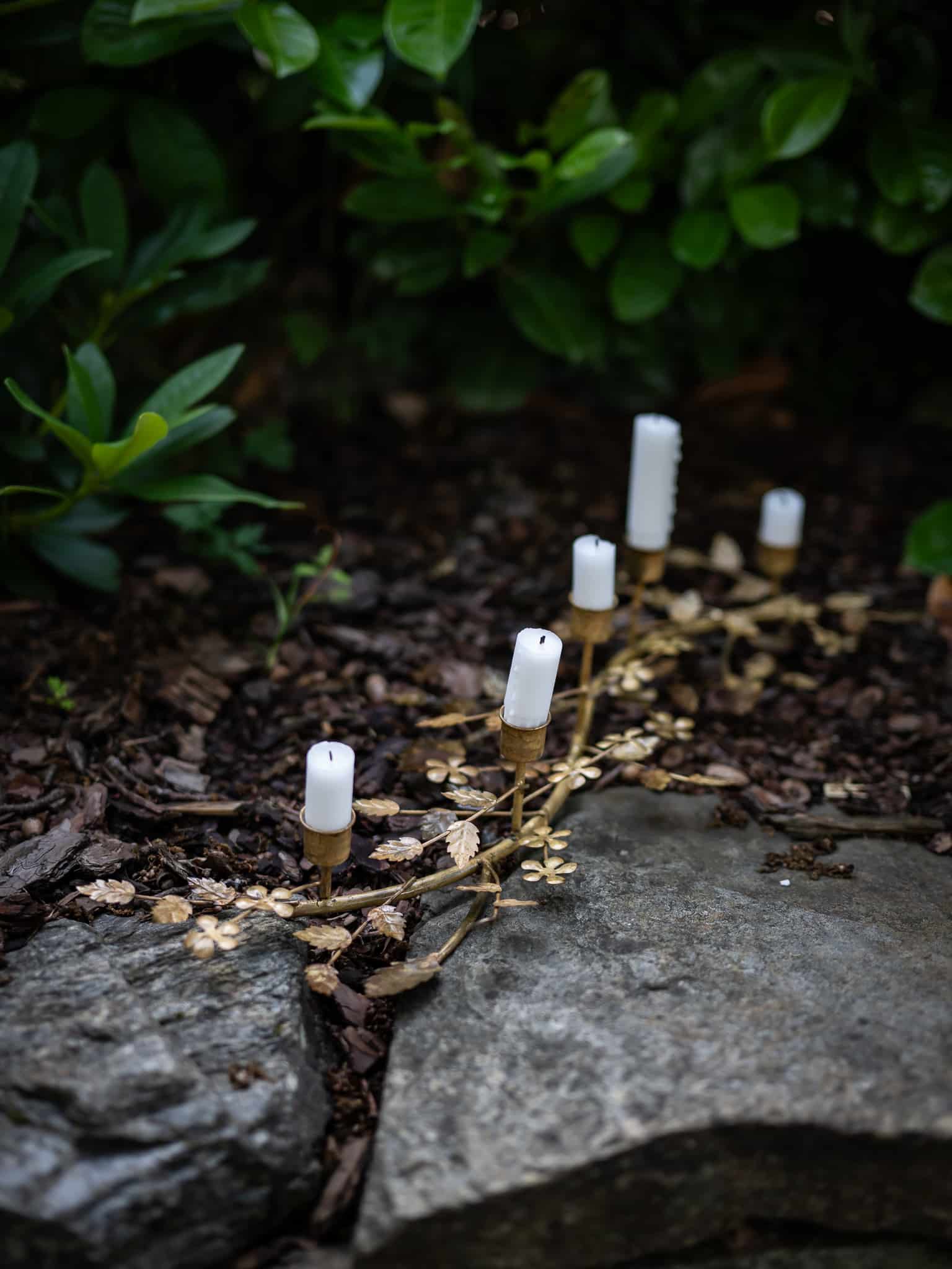 Slingrande grenljusstake i metall