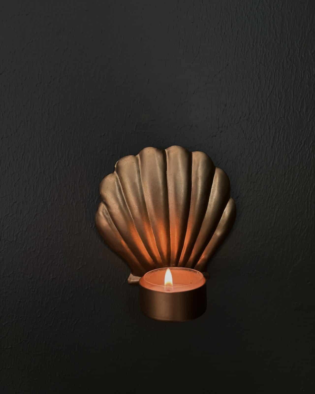 Väggljushållare för värmeljus